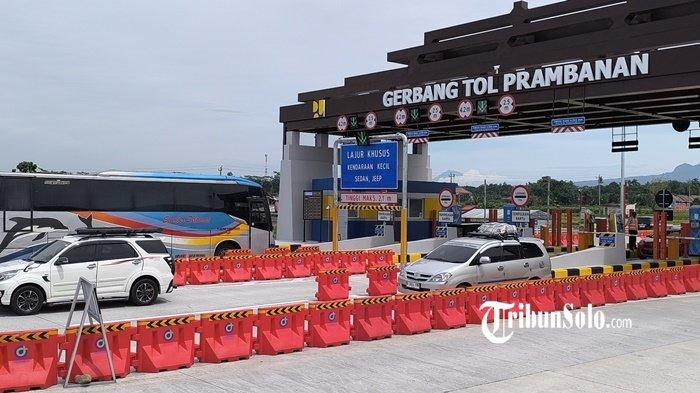 RAMAI LANCAR - Kendaraan yang melintas tol cukup lenggang, dan tidak terlihat kepadatan arus di Gerbang Tol Prambanan yang berada di Kecamatan Jogonalan, Kabupaten Klaten, Minggu (30/3/2025). Arus lalu lintas kendaraan didominasi plat nomor dari luar Solo.