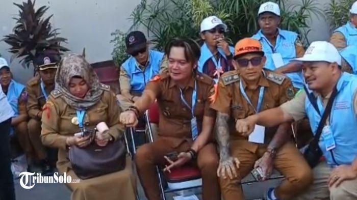 KADES NYENTRIK - Kepala Desa (Kades) Purwabasa, Kabupaten Banjarnegara, Yuni Nugroho atau disapa Kades Hoho di acara peresmian Koperasi Desa Merah Putih oleh Presiden Prabowo Subianto, di Desa Bentangan, Kecamatan Wonosari, Klaten, Senin (21/7/2025). Ia mengaku tak minat dengan unit usaha simpan pinjam.