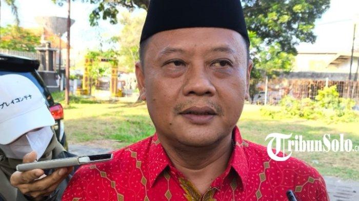 TEMUAN DINKES - Kepala Dinas Dinkes Klaten, Anggit Budiarto, ditemui Kamis (17/4/2025). Dinas Kesehatan (Dinkes) Kabupaten Klaten mendapati banyaknya kandungan bakteri didalam air dalam kasus keracunan massal di Desa Karangturi, Kecamatan Gantiwarno.