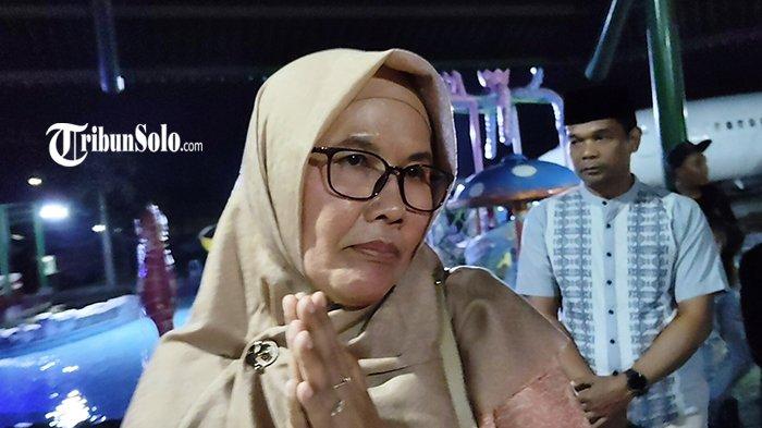 CEK SAMPEL MAKANAN - Kepala Dinas Kesehatan (Dinkes) Kabupaten Karanganyar Purwati, saat ditemui, Rabu (27/3/2025) malam. Dinas Kesehatan (Dinkes) Kabupaten Karanganyar mengambil sampel makanan yang diduga menjadi penyebab terjadi keracunan massal puluhan warga di dua RT di Desa Wukirsawit, Kecamatan Jatiyoso, Kabupaten Karanganyar usai menyantap hidangan buka puasa.