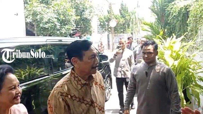 LUHUT BERKUNJUNG - Ketua Dewan Ekonomi Nasional, Luhut Binsar Pandjaitan bertamu ke kediaman Joko Widodo (Jokowi) yang beralamat di Kelurahan Sumber, Kecamatan Banjarsari, Kota Solo, Senin (31/3/2025) siang. Luhut didampingi oleh sang istri Devi Simatupang.