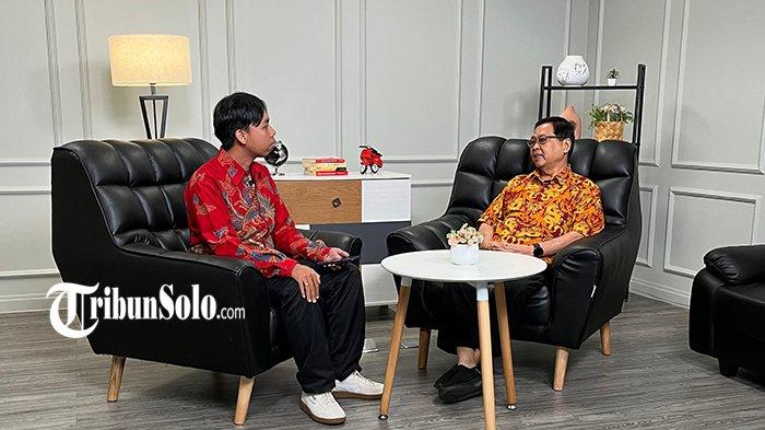SUMARTONO HADINOTO. Ketua Perkumpulan Masyarakat Surakarta (PMS) Sumartono Hadinoto (kanan) saat podcast di kantor TribunSolo.com, Klodran, Karanganyar, Senin (27/1/2025) lalu. Sumartono menyebut hujan di kala Imlek justru dianggap berkah bagi masyarakat Tionghoa.