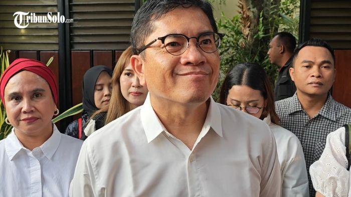 JELANG KONGRES - Ketua Steering Committee Kongres PSI Andy Budiman, saat ditemui di depan kediaman Jokowi, Kamis (17/7/2025). Dalam kongres PSI di Solo, akan ada agenda tertutup. Andy mengungkapkan acara diadakan secara tertutup karena membahas mengenai internal partai.