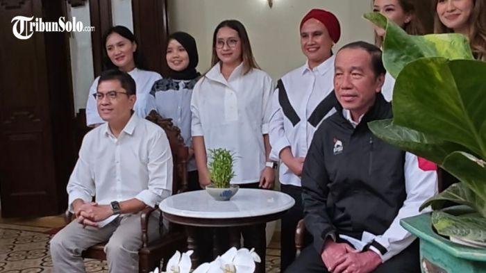 JELANG KONGRES - Ketua Steering Committee Kongres PSI Andy Budiman dan sejumlah petinggi DPP PSI saat berkunjung ke kediaman Mantan Presiden Jokowi, Kamis (17/7/2025). Jokowi mendapatkan bingkisan berupa jaket.