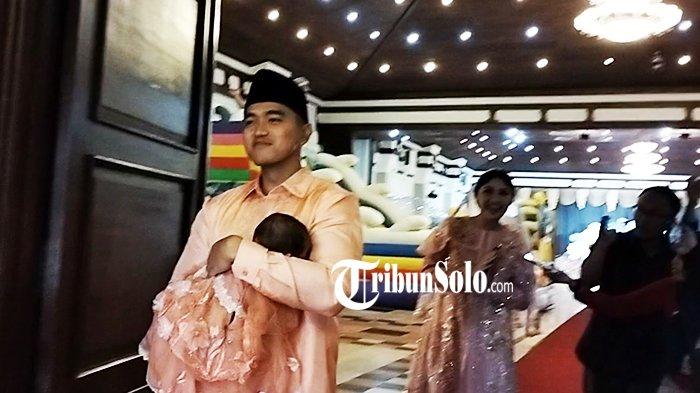 Ketua Umum PSI Kaesang Pangarep dan istrinya Erina Gudono merayakan aqiqah putri pertamanya Bebingah Sang Tansahayu di Graha Saba Buana, Rabu (25/12/2024).