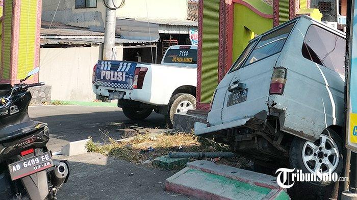 Toyota Kijang Nyungsep dan terjepit antara tiang kabel Internet dan gapura Dukuh Gatak, Desa/Kecamatan Banyudono, Selasa (3/8/2024)
