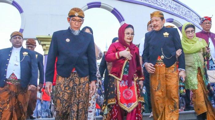 TRADISI DI SEMARANG - Kirab dugderan yang dilaksanakan pada Jumat, 28 Februari 2025 pukul 13.00 WIB itu dimulai dari halaman Balaikota Semarang menuju Masjid Agung Semarang lalu berlanjut ke Masjid Agung Jawa Tengah (MAJT).