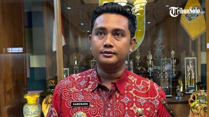 TANGGAPI SOAL SAMPAH : Pemerintah Kabupaten (Pemkab) Klaten siapkan bantuan sosial (bansos) untuk ribuan warganya yang menjadi korban pemutusan hubungan kerja (PHK) di Sritex Group, Sabtu (15/3/2025). Bupati Klaten Hamenang Wajar Ismoyo tanggapi soal truk sampah asal Sleman yang diduga buang sampah ke Klaten. TribunSolo.com/Ibnu Dwi Tamtomo