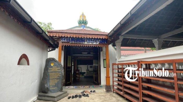 Kompleks Makam Butuh di Desa Gedongan, Kecamatan Plupuh, Kabupaten Sragen.