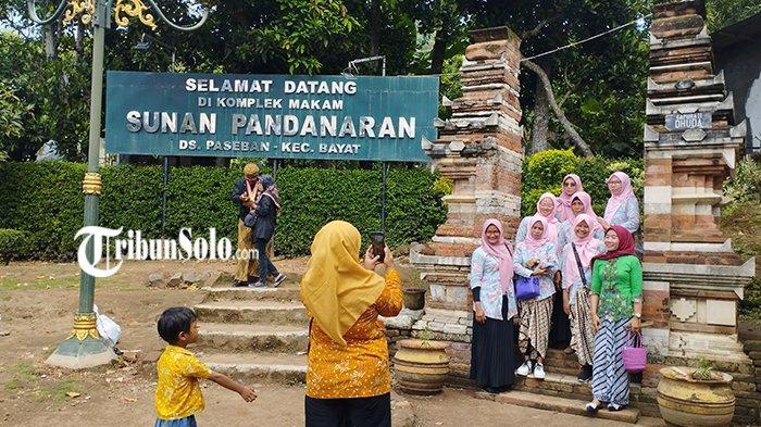 Kompleks makam Sunan Bayat atau Sunan Pandanaran di Bukit Jabalkat, Desa Paseban, Kecamatan Bayat, Kabupaten Klaten.