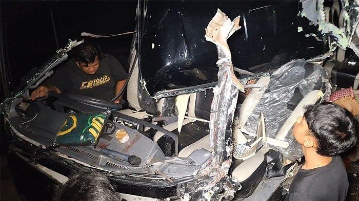 Kondisi Elf rombongan alumi SPK Tegalyoso Klaten usai mengalami kecelakaan di Jalan Tol KM 551, Desa Sambirejo, Kecamatan Mantingan, Kabupaten Ngawi, Jawa Timur Pada Sabtu (23/11/2024) dini hari.