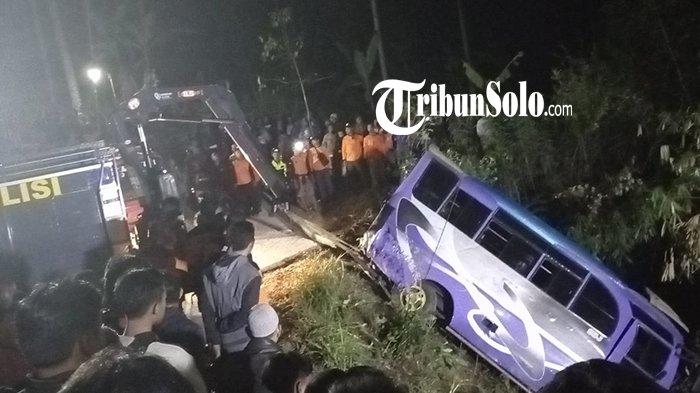 Kondisi minibus yang mengalami kecelakaan tunggal di Dusun Gempolan, RT 6, RW 10, Desa Gempolan, Kecamatan Kerjo, Kabupaten Karanganyar, Minggu (10/9/2023).