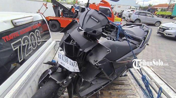 VARIO VS TRUK. Kondisi motor Honda Vario pasca terlibat kecelakaan dengan truk boks di simpang empat traffic light atau bangjo BAT, di Desa Karanganom, Kecamatan Klaten Selatan, Jumat (7/3/2025). Dalam kecelakaan ini, dua orang yang merupakan pengendara dan penumpang motor mengalami luka berat.