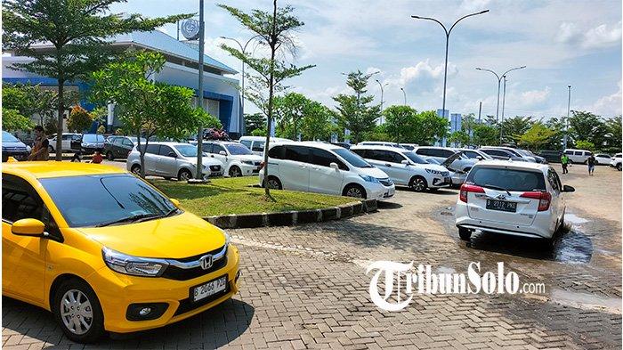 REST AREA SRAGEN - Kondisi rest area 519B di Masaran, Sragen saat puncak arus balik lebaran 2023, Selasa (25/4/2023) lalu. Selama arus mudik lebaran, rest area jalan tol di wilayah Kabupaten Sragen penuh memang sering terjadi. Kapolres Sragen, AKBP Petrus Parningotan Silalahi mengatakan akan ada batasan waktu bagi para pemudik yang mampir ke rest area, apabila daya tampungnya terisi lebih dari 70 persen yakni pemudik yang sudah 20 menit beristirahat diminta melanjutkan perjalanan