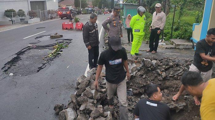 Kondisi selokan air ambrol dan aspal jalan Solo-Tawangmangu terkelupas akibat hujan deras guyur wilayah Tawangmangu, Kabupaten Karanganyar, Rabu (27/11/2024) sore.