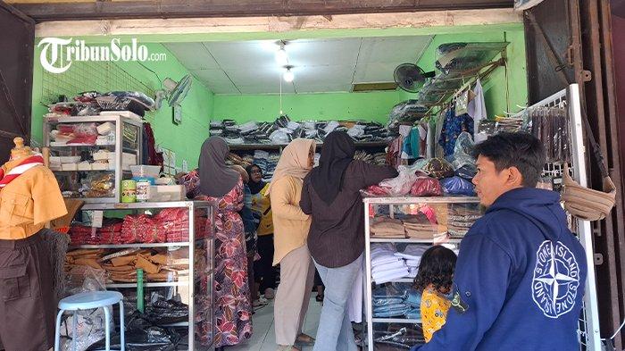 TOKO SERAGAM DI SRAGEN - Kondisi toko seragam di Kabupaten Sragen jelang masuk sekolah di ajaran baru, Rabu (9/7/2025). Salah satu pelayan toko mengatakan penjualan seragam sekolah meningkat dua kali lipat jika dibanding hari biasanya.