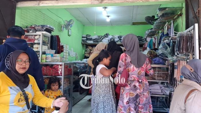 RAMAI - Kondisi toko seragam di Kabupaten Sragen jelang masuk sekolah, Rabu (9/7/2025). Ini jelang tahun ajaran baru.