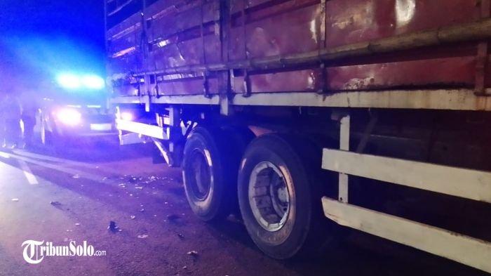 TRUK VS MOTOR : Kondisi usai kecelakaan antara motor Honda Beat dan truk Fuso yang terjadi di Jalan Lawu, tepatnya di depan SPBU Dagen, Kabupaten Karanganyar, Senin (17/3/2025). Kecelakaan bermula saat motor Honda Beat dan truk Fuso sama-sama dari arah Tawangmangu.