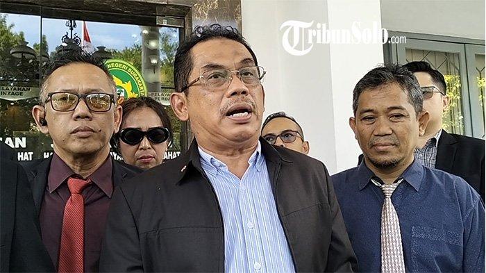 GUGAT IJAZAH JOKOWI. Koordinator Tim Hukum Andhika Dian Prasetyo (Tengah) saat ditemui di Pengadilan Negeri Surakarta pada Senin (14/4/2025). Andhika Dian Prasetyo menuntut agar kuasa hukum Jokowi bisa menunjukkan ijazah yang dinilai asli di hadapan persidangan. Ia bahkan meminta agar ijazah tersebut diuji karbon untuk menguji keotentikan bahan yang dipakai.