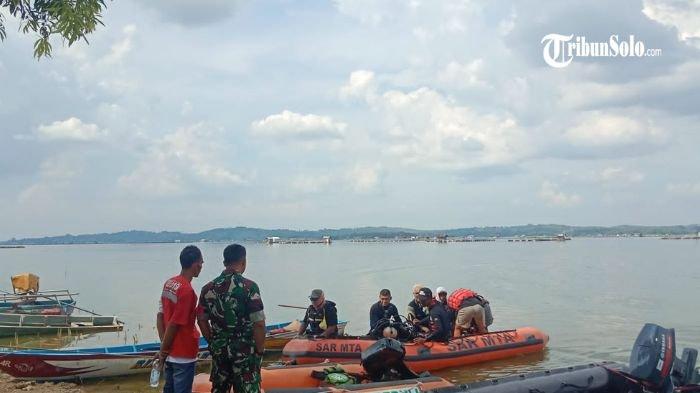 DIEVAKUASI - Evakuasi warga Desa Gilirejo, Kecamatan Miri, Kabupaten Sragen yang tenggelam di Waduk Kedung Ombo, berhasi ditemukan di hari ketiga pencarian, Kamis (1/5/2025). Korban ditemukan oleh tim SAR gabungan dalam posisi mengapung di atas permukaan air.