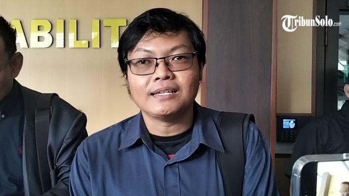 KLAIM PRODUKSI ESEMKA - Kuasa hukum PT. Solo Manufaktur Kreasi Arfian Indrianto, saat ditemui di Pengadilan Negeri Surakarta, Kamis (15/5/2025). Ia mengklaim Mobil Esemka masih produksi. Ia pun menjelaskan sejumlah unit telah mengaspal di kota-kota besar termasuk DKI Jakarta.