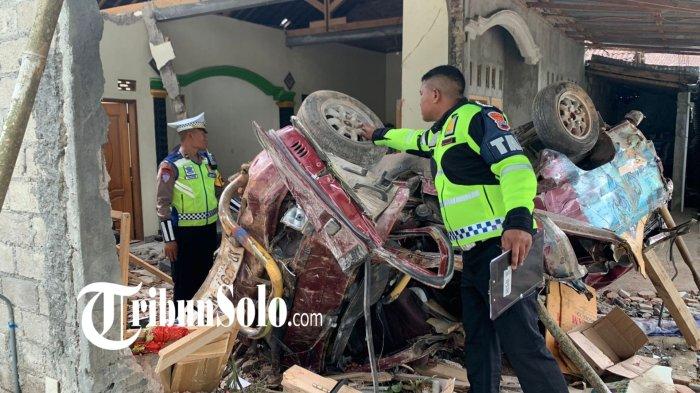 Polisi melakukan olah TKP di lokasi mobil Carry terjun bebas menimpa rumah warga di Desa Bubakan, Kecamatan Girimarto, Wonogiri, pada Jumat (25/10/2024).