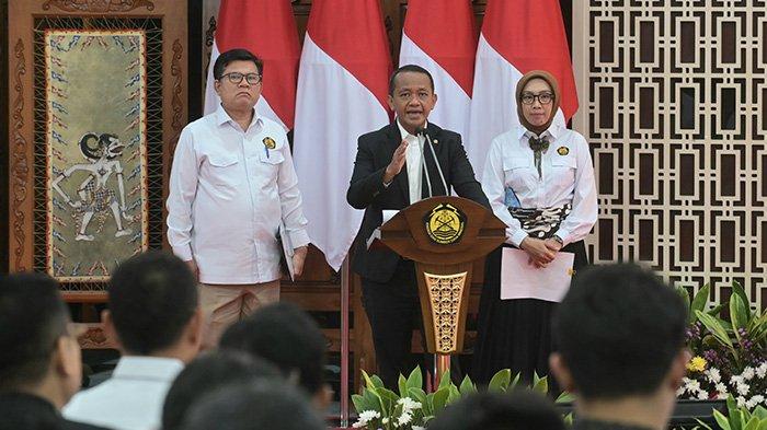 Menteri Energi dan Sumber Daya Mineral (ESDM) Bahlil Lahadalia pada konferensi pers RUPTL PLN 2025-2034, di Jakarta pada Senin (26/5/2025). Rencana Usaha Penyediaan Tenaga Listrik (RUPTL) PT PLN (Persero) 2025–2034 tidak hanya menjadi katalisator utilisasi Energi Baru Terbarukan (EBT) secara masif, tetapi juga menjadi motor penggerak terciptanya lapangan kerja dalam skala besar.