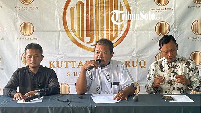 BERI PENJELASAN. Potrait Klarifikasi lembaga pendidikan Kuttab Al Faruq Sukoharjo kepada awak media, Senin (28/4/2025). Lembaga pendidikan Kuttab Al Faruq di Kabupaten Sukoharjo menjadi sorotan tajam setelah salah satu oknum guru yang juga menjabat sebagai kepala sekolah di tempat tersebut terjerat kasus dugaan pelecehan seksual terhadap anak di bawah umur.