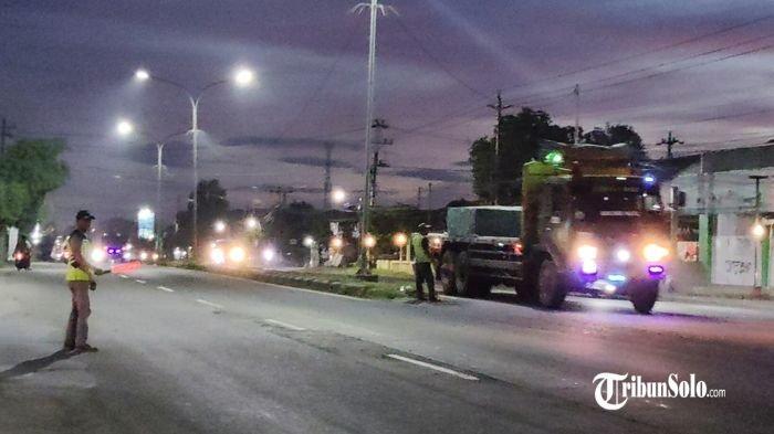 LOKASI KECELAKAAN - Lokasi kecelakaan yang menimpa seorang petugas supeltas. Seorang petugas supeltas tertabrak truk kontainer di Jalan Solo-Sragen, tepatnya Simpang Pulosari, Kecamatan Kebakkramat, Kabupaten Karanganyar, Selasa (22/4/2025) sore.
