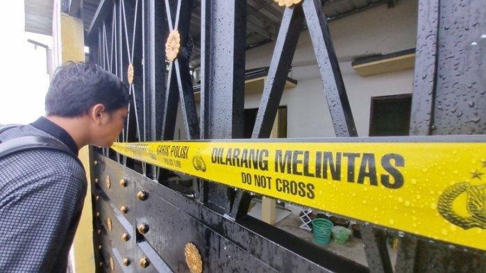 Lokasi rumah korban cukup sepi. Hanya memiliki tiga tetangga berderet. Selebihnya tanah kosong. Jarak rumah AS dengan jalan raya kurang lebih 4 kilometer dari Jalan Raya Menganti, Selasa, (28/11/2023).