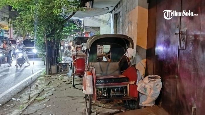 MENINGGAL DUNIA : Lokasi tempat Slamet (63) tukang becak asal Baki Sukoharjo ditemukan meninggal dunia di Simpang Gemblegan Serengan Solo usai sempat terjatuh, Senin (7/4/2025) sore. Korban meninggal dunia usai jatuh setelah beristirahat di atas becak miliknya.