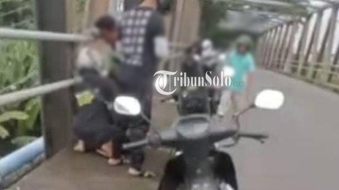 Aksi percobaan bunuh diri dengan melompat ke sungai bengawan Solo terjadi di jembatan Pondok, Kecamatan Grogol, Kabupaten Sukoharjo pada Rabu (22/1/2025).