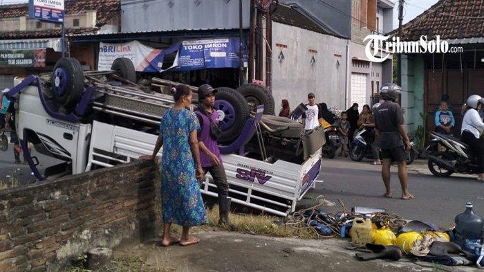 MOBIL TERBALIK - Mobil Isuzu Traga milik PLN terbalik di Jalan Umum Sidan-Lalung, tepatnya di Dukuh Suruh Pabrik, Kelurahan Jatisobo, Kecamatan Polokarto, Kabupaten Sukoharjo, Rabu (19/3/2025). Karena berusaha menghindari sepeda motor, mobil ini terpelanting dan terbalik.