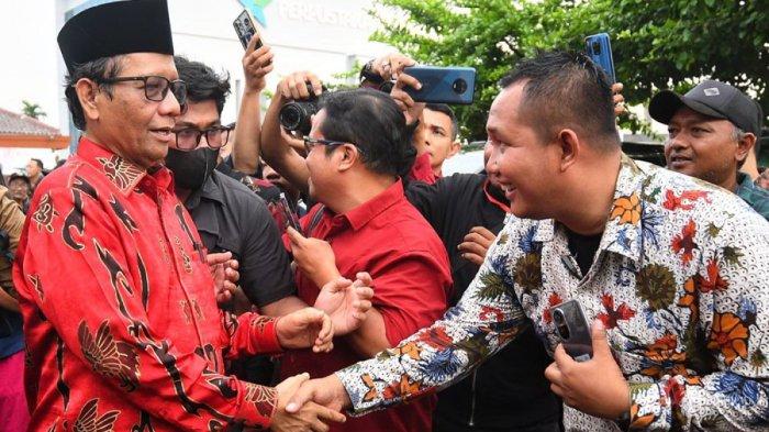 Bakal Calon Wakil Presiden (Bacawapres) yang di usung Partai PDI Perjuangan (PDIP) Mahfud MD menyalami warga usai melakukan ziarah ke makam Proklamator RI Ir Soekarno di Blitar, Jawa Timur, Jumat (3/11/2023). Ketua Umum DPP PDI Perjuangan (PDIP) Megawati Soekarnoputri mengajak sejumlah tokoh PDI Perjuangan serta Bacapres dan Bacawapres Ganjar Pranowo - Mahfud MD berziarah ke makam Bung Karno. SURYA/PURWANTO