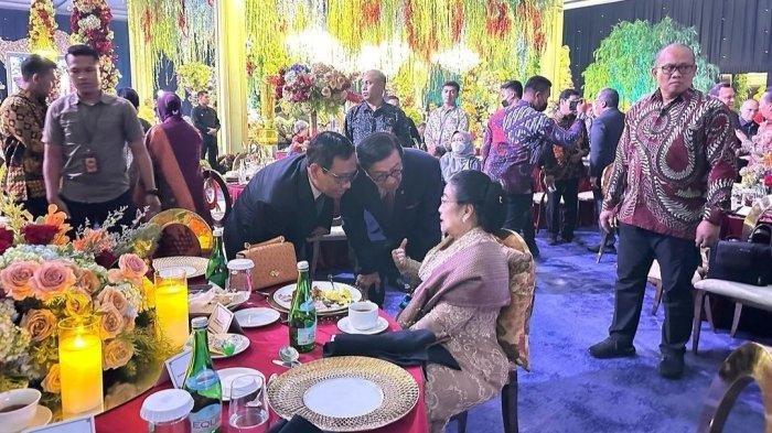 Menko Polhukam Mahfud MD dan Menkumham Yasonna Laoly dibisiki Ketua Umum PDIP Megawati Soekarnoputri.