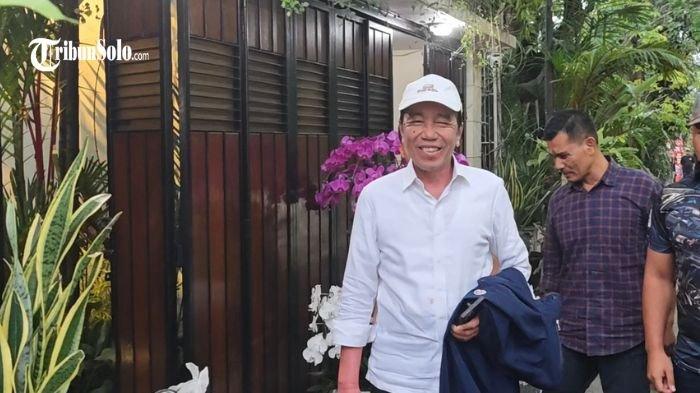 PENAMPILAN TERKINI JOKOWI - Mantan Presiden Joko Widodo menunjukkan wajahnya yang semakin membaik sepulang liburan, Sabtu (12/7/2025). Ajudan Jokowi, Kompol Syarif Muhammad Fitriansyah juga menjelaskan bahwa semenjak gejala mulai timbul Jokowi ditangani oleh Tim Dokter Kepresidenan.
