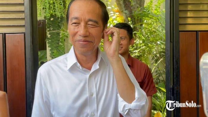 BANTAHAN JOKOWI - Mantan Presiden Joko Widodo saat ditemui di kediamannya, Rabu (7/5/2025). Jokowi membantah isu penggantian putra Try Sutrisno, Letjen Kunto Arief Wibowo dengan mantan ajudannya, Laksda Hersan untuk menjabat Staf Khusus Kepala Staf Angkatan Darat