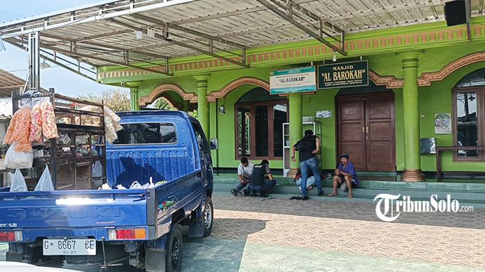 LOKASI PENCURIAN MOTOR - Masjid Al Barokah, masjid kecil di pinggir jalan Boyolali-Musuk yang jadi lokasi pencurian motor seorang tukang sayur, Rabu (23/7/2025). Motor Suwardi (38), tukang sayur keliling raib digondol maling saat dirinya menyempatkan diri salat Subuh di Masjid Al Barokah.