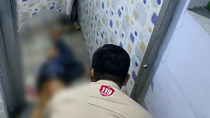 TEWAS BERSIMBAH DARAH - Mayat seorang pria bersimbah darah tengah dievakuasi dari kamar mandi masjid di Kecamatan Karanganyar, Kabupaten Karanganyar, Senin (24/3/2025). Korban tergeletak dengan posisi telungkup dengan kondisi pisau masih tertancap di bagian dadanya.