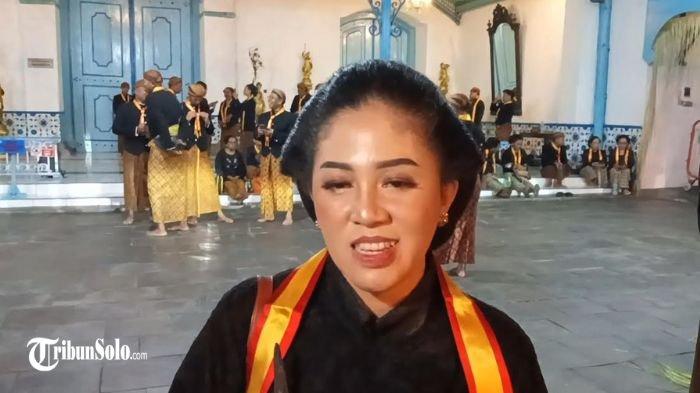 MBAK RARA - Mbak Rara, pawang hujan kondang yang tak pernah absen ikuti Kirab Pusaka Malam 1 Sura di Keraton Solo selama 6 tahun terakhir. Ia tampak mengikuti setiap prosesi termasuk laku bisu atau kirab pusaka mengelilingi kawasan Keraton Kasunanan Solo pada Kamis (26/6/2025) malam.