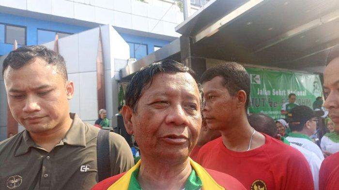 Menko Polhukam Mahfud MD saat ditemui di kompleks Kemeterian Pemuda dan Olahraga (Kemenpora) menyebut pernyataan Presiden Joko Widodo yang menyatakan memiliki informasi intelijen terkait internal partai politik tidak bisa disalahkan, Minggu (17/9/2023).