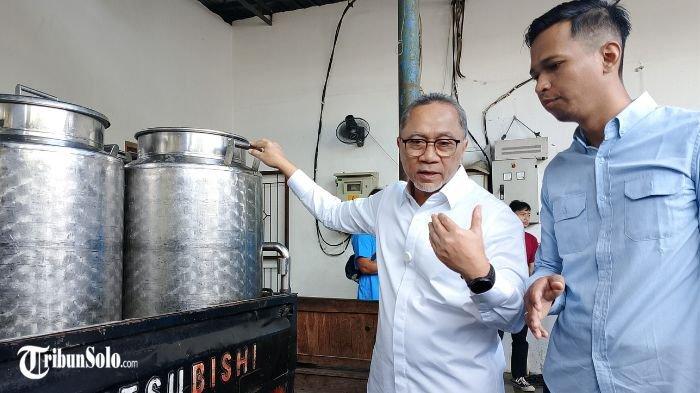 SERAHKAN BANTUAN : Menteri Koordinator (Menko) Pangan, Zulkifli Hasan saat berada di UD Pramono Boyolali, Kamis (20/3/2025). Ia menyerahkan bantuan uang Rp 400 juta ke UD Pramono
