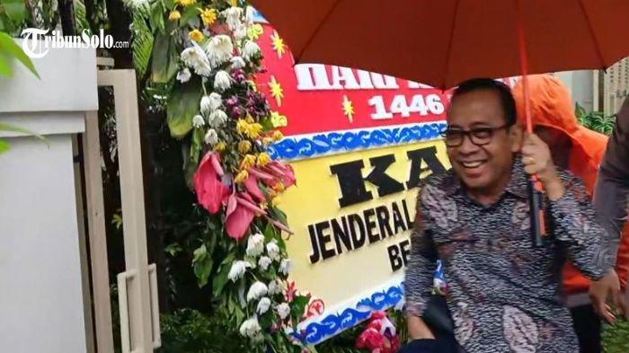 TEMUI JOKOWI : Menteri Koordinator PMK Pratikno bersilaturahmi dengan menemui Joko Widodo (Jokowi) di Solo, Senin (31/3/2025) sore. Pratikno datang sendirian ke kediaman Jokowi yang berada Kelurahan Sumber Kecamatan Banjarsari Kota Solo.