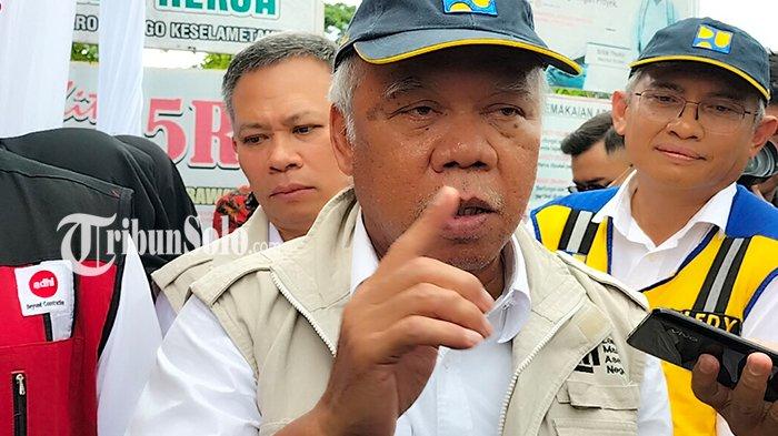 Menteri PUPR Basuki Hadimuljono saat meninjau proyek Tol Solo-Jogja di interchange Banyudono, Boyolali, Senin (27/2/2023). Ditargetkan pada Lebaran ini bisa dipakai sementara.