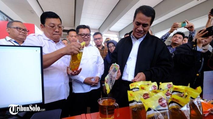 TAK SESUAI TAKARAN : Menteri Pertanian Amran Sulaiman menemukan kemasan MinyaKita yang tak sesuai takaran saat sidak di Pasar Gede, Selasa (11/3/2025). Ia mendorong pihak berwenang untuk menginvestigasi dan memburu pelaku.