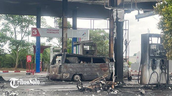 DIBALIK KEBAKARAN SPBU. Mobil Mitsubishi L300 Minivan yang jadi penyebab kebakaran di SPBU Cuplik, Kecamatan/Kabupaten Sukoharjo, Rabu (8/1/2025). Di balik kebakaran SPBU itu, ternyata ada aksi penimbunan hingga 200 liter bensin yang dilakukan AFW dengan memodifikasi mobil Mitsubishi miliknya.