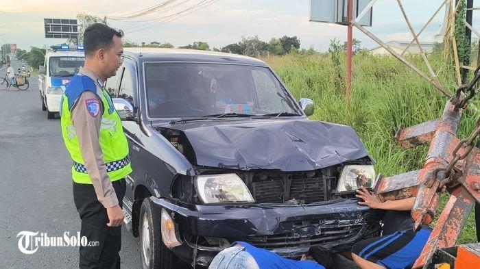 RUSAK - Mobil Toyota Kijang alami kerusakan, usai terlibat kecelakaan saat keluar dari Tol Solo-Jogja di Exit Tol Polanharjo, di Simpang Desa Kuncen, Kecamatan Ceper, Kabupaten Klaten, Sabtu (7/6/2025). Kejadian tersebut mengakibatkan 2 orang dilarikan ke rumah sakit.