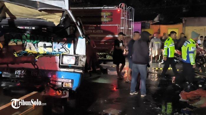 KECELAKAAN MAUT : Mobil boks tabrak gerobak penjual martabak di Jalan Jogja-Solo, dekat Pasar Kraguman, Kecamatan Jogonalan, Kabupaten Klaten, Senin (17/3/2025). Akibat kejadian itu, satu orang meninggal dunia