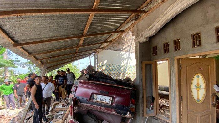 Mobil terjun bebas menimpa sebuah rumah di Desa Bubakan, Kecamatan Girimarto, Wonogiri, pada Jumat (25/10/2024).