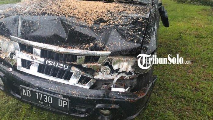 RINGSEK TERTIMPA POHON : Kondisi mobil Isuzu Panther hitam berplat AD 1730 DP yang tertimpa pohon di Jalan Solo-Tawangmangu, Kelurahan Gayamdompo, Kecamatan Kabupaten Karanganyar, Sabtu (8/2/2025).